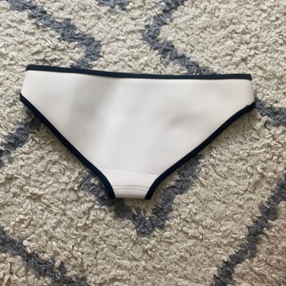 White and black Triangl bikini - Picture 4 of 5